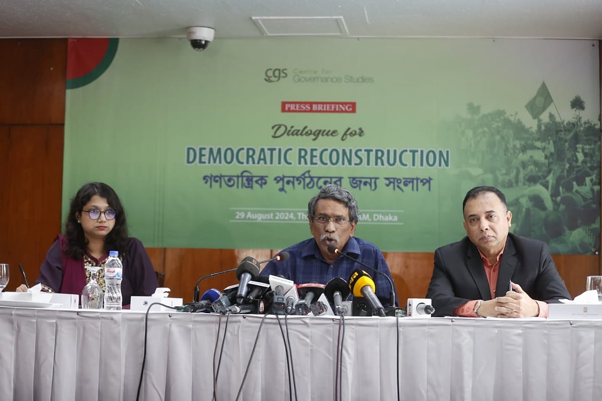 সংবাদ সম্মেলনে সাংবাদিকদের প্রশ্নের জবাব দিচ্ছেন অধ্যাপক আলী রীয়াজ। আজ বৃহস্পতিবার রাজধানীর একটি হোটেলে